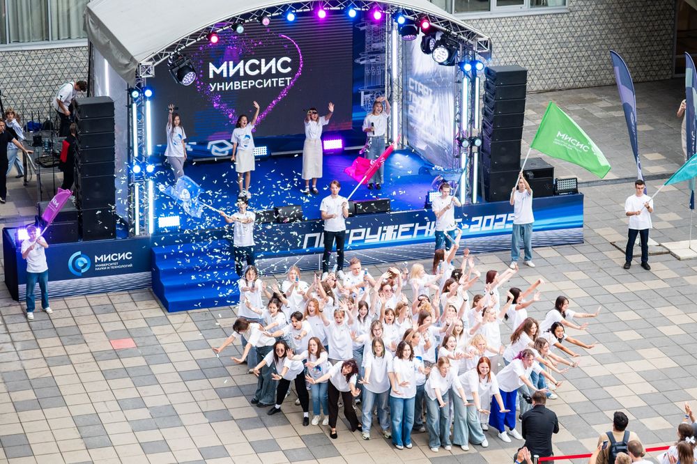 На изображении студенческие наставники на празднике «Погружение-2025»