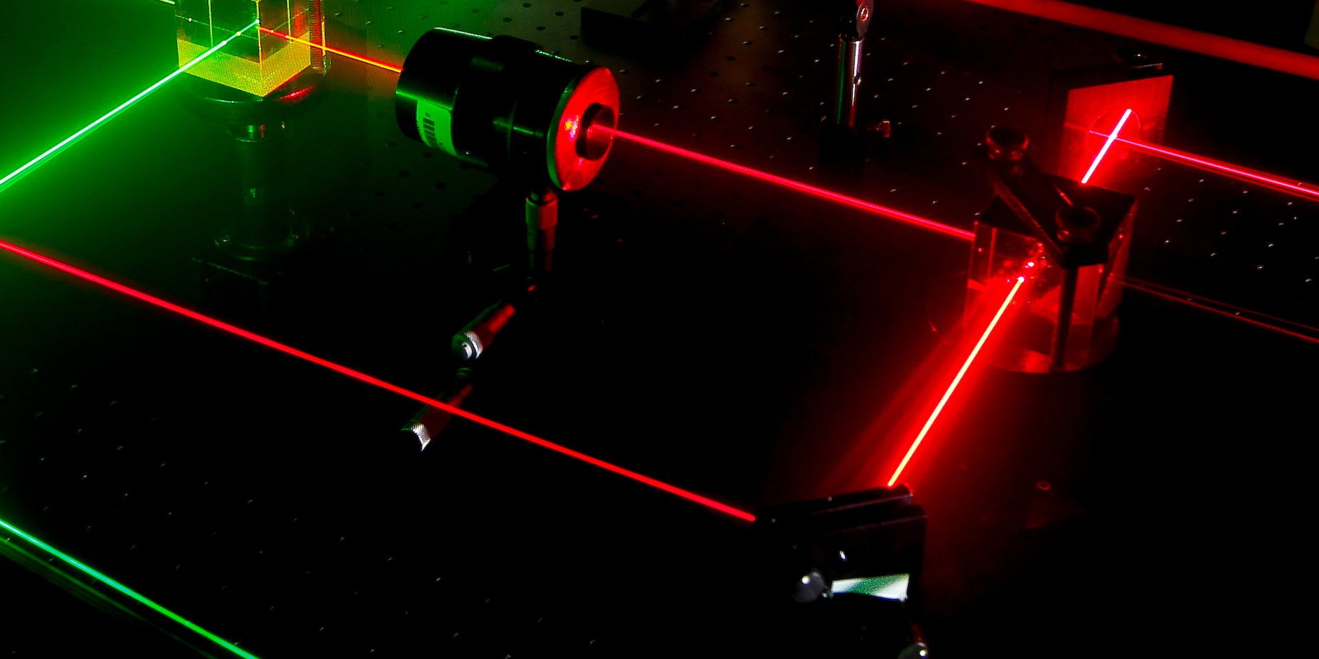 Лазер непрерывной волны. Лазерный интерферометр XD Laser. Лазеры полупроводниковые 1960. Лазерный Луч в ПНВ. Лазер Space лазерная указка.