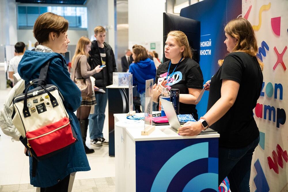 Студенты и представители компаний на ярмарке вакансий