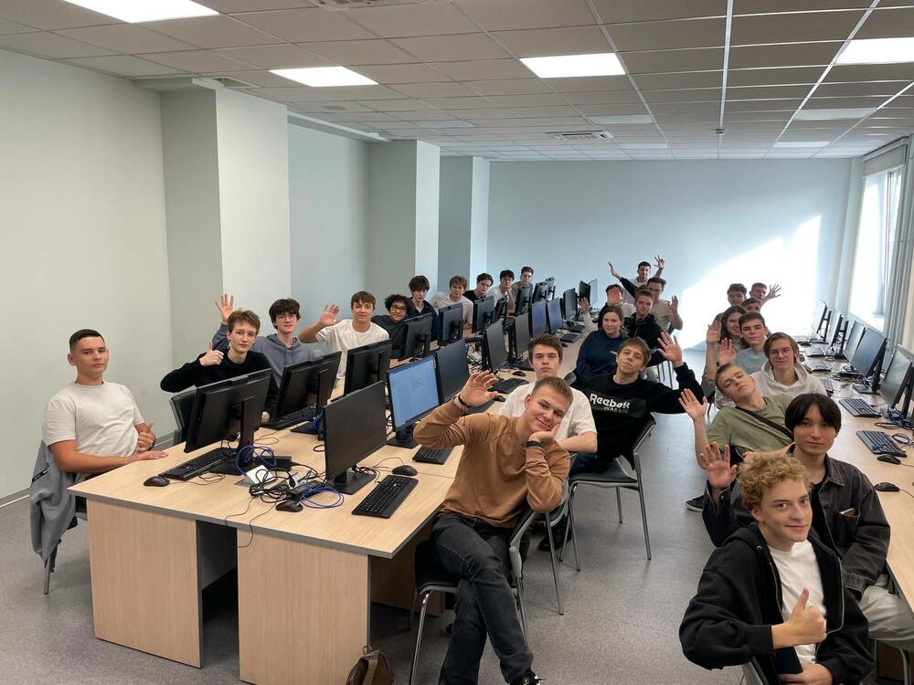 На изображении участники предпрофессиональных каникул в НИТУ МИСИС