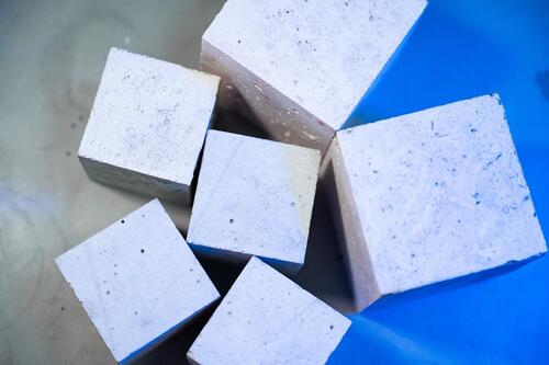 Цемент для огнеупорных материалов и специального строительства