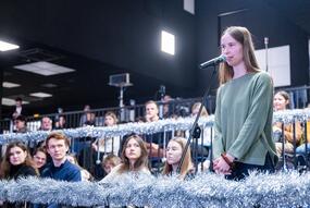 Студентка задает вопрос из зала на Рождественской лекции