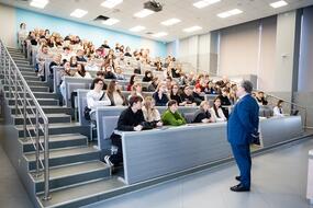 Абитуриенты и их родители слушают лекцию на Дне открытых дверей НИТУ МИСИС