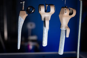 Нанесение нового покрытия на аддитивные протезы