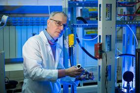 Дмитрий Штанский в лаборатории