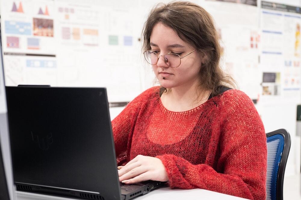 Елизавета Глазкова работает за компьютером