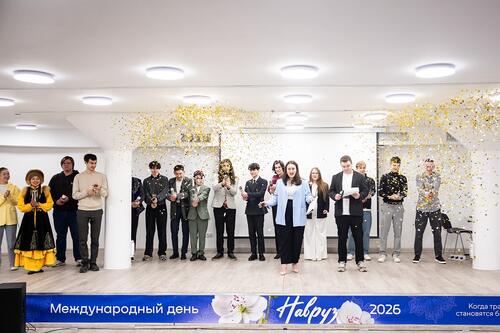 Участники праздника Навруз в НИТУ МИСИС стоят на сцене