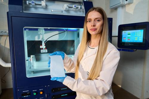 Кристина Котякова с образцом антибактериального пластыря в лаборатории НИТУ МИСИС