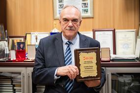 Профессор Евгений Левашов с наградой: SHS Award for China Friendship